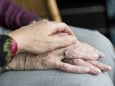 elderly-couple-holding-hands